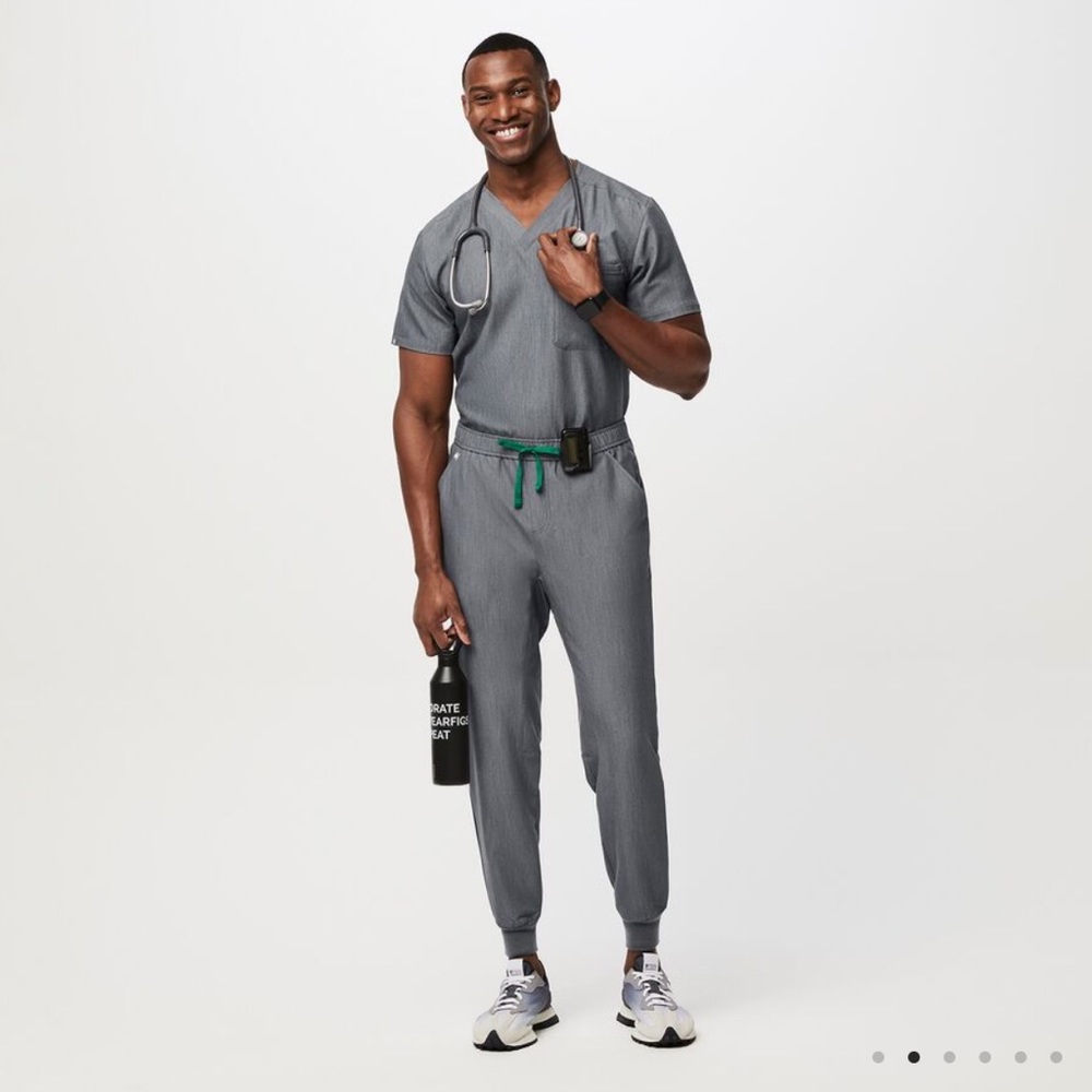 FIGS MENS SCRUBS - VNECK TOP AND JOGGER BOTTOM
